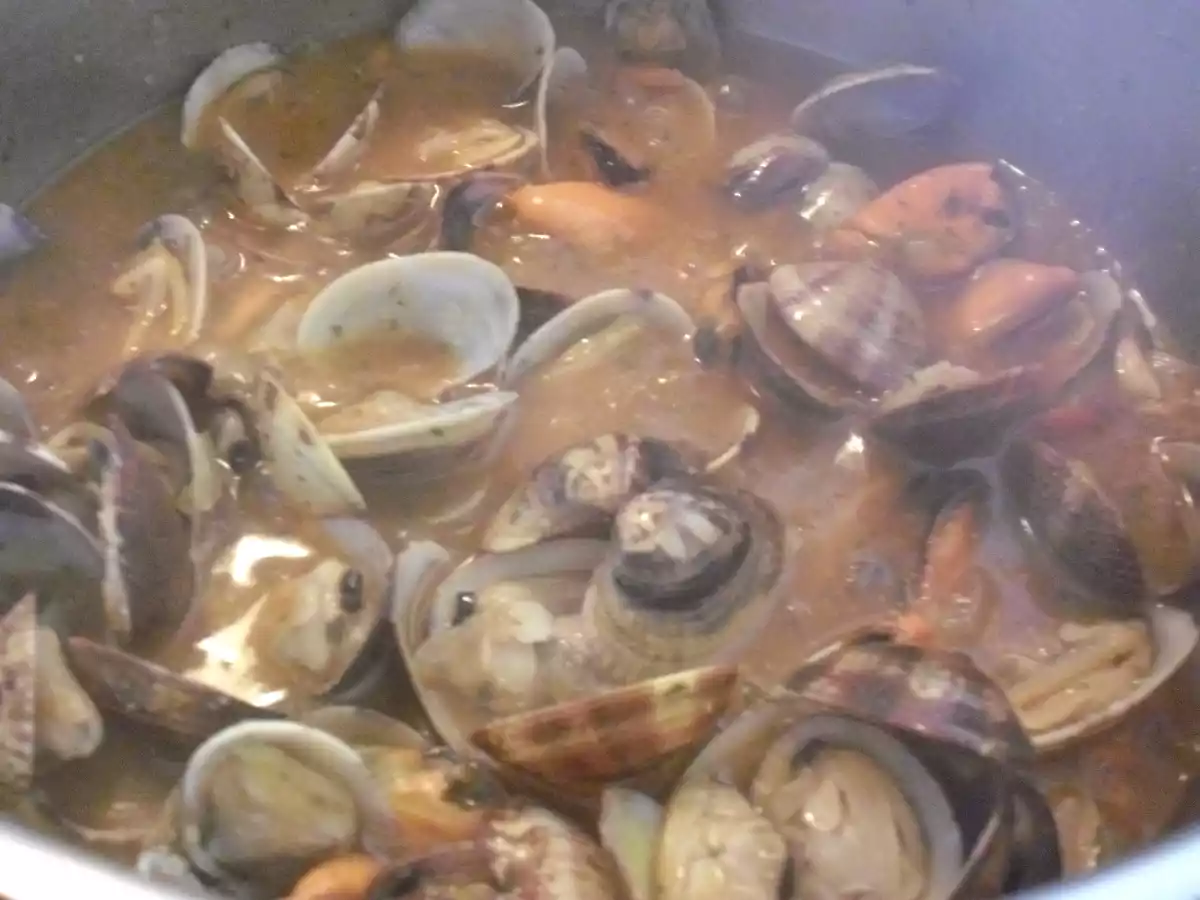 Almejas y mejillones a la marinera
