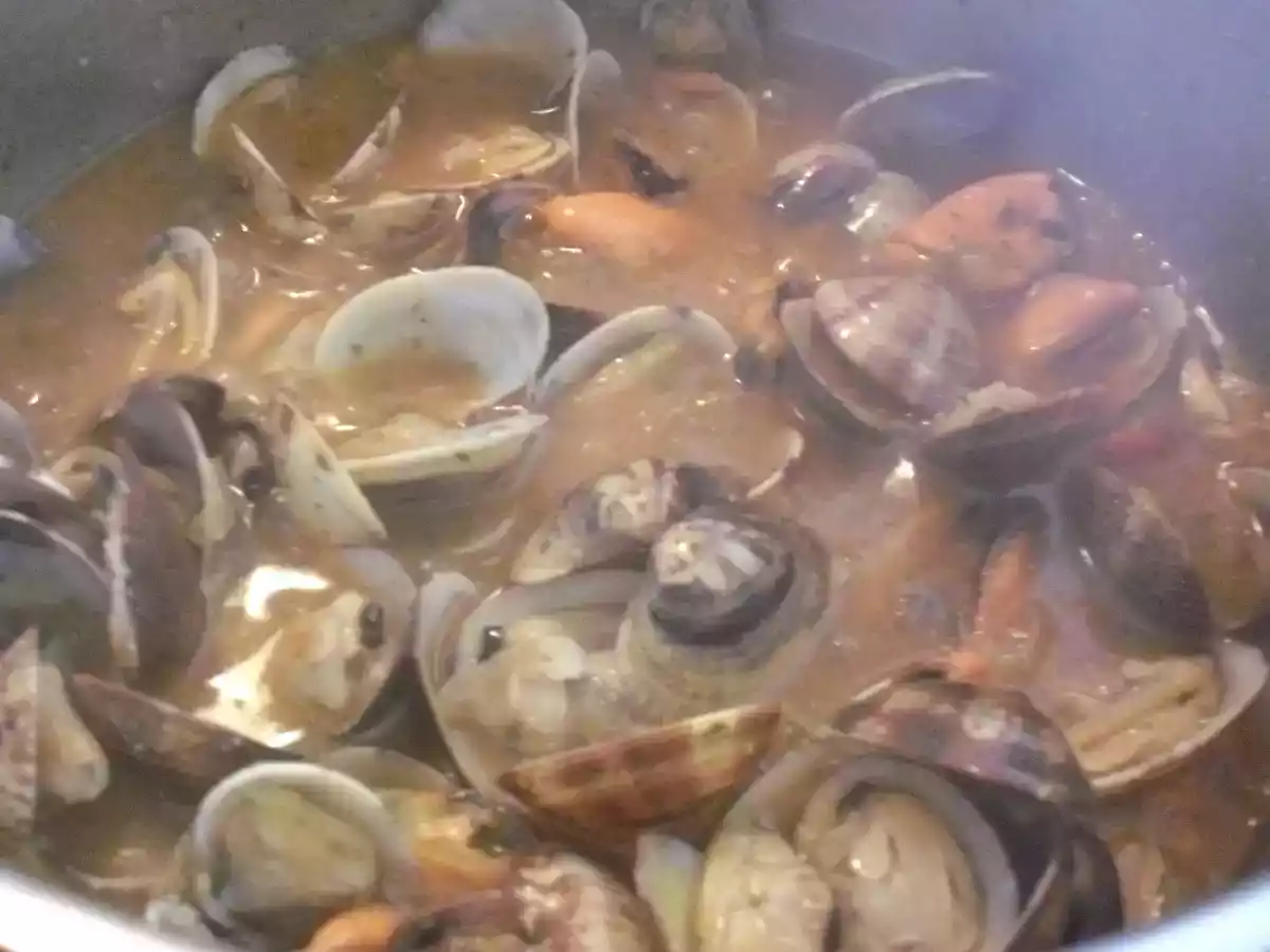 Almejas y mejillones a la marinera - foto 3