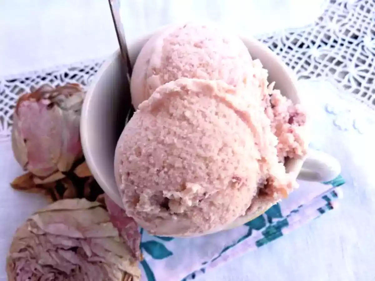 Almíbar de rosas y un helado.