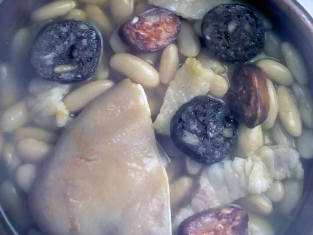 Alubias blancas con tocino (cuidado con la dieta)