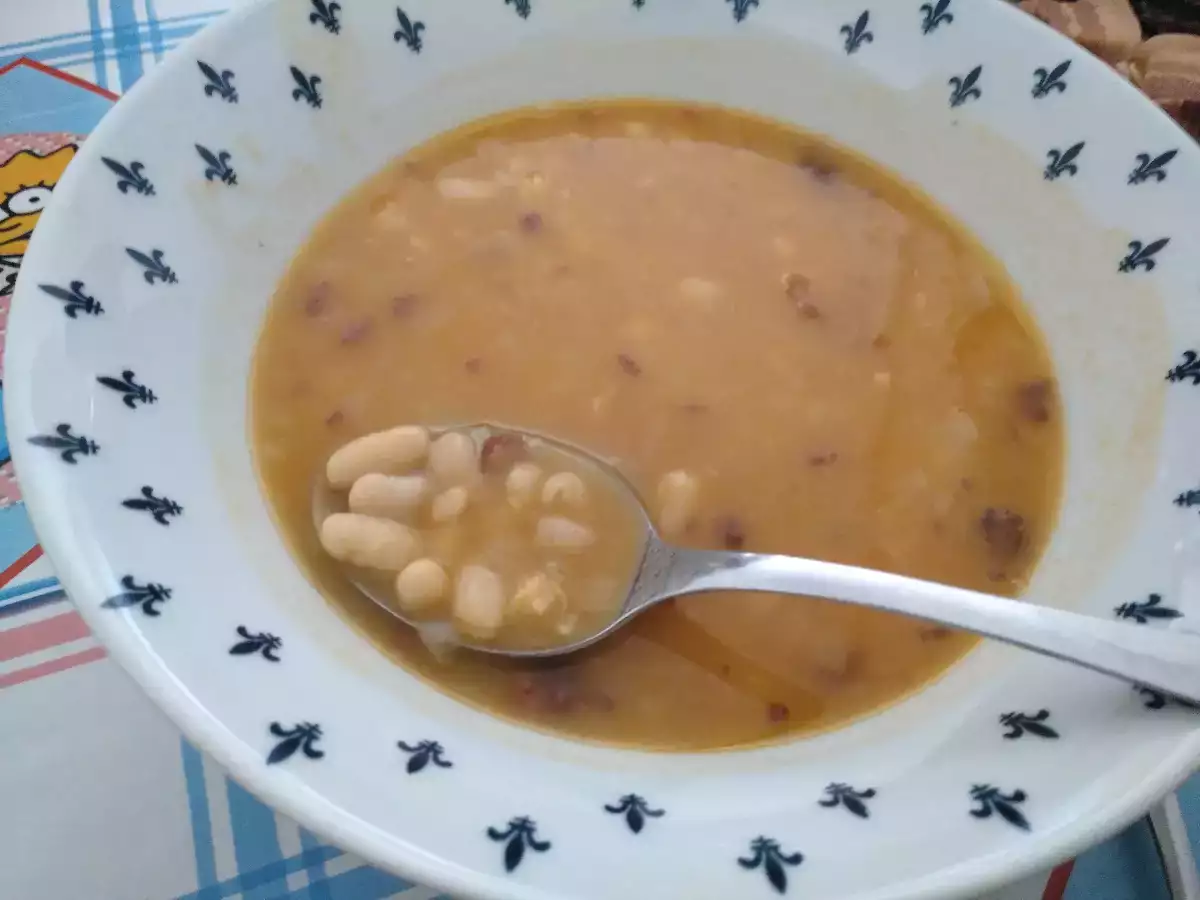 Alubias con chorizo, panceta y morcilla