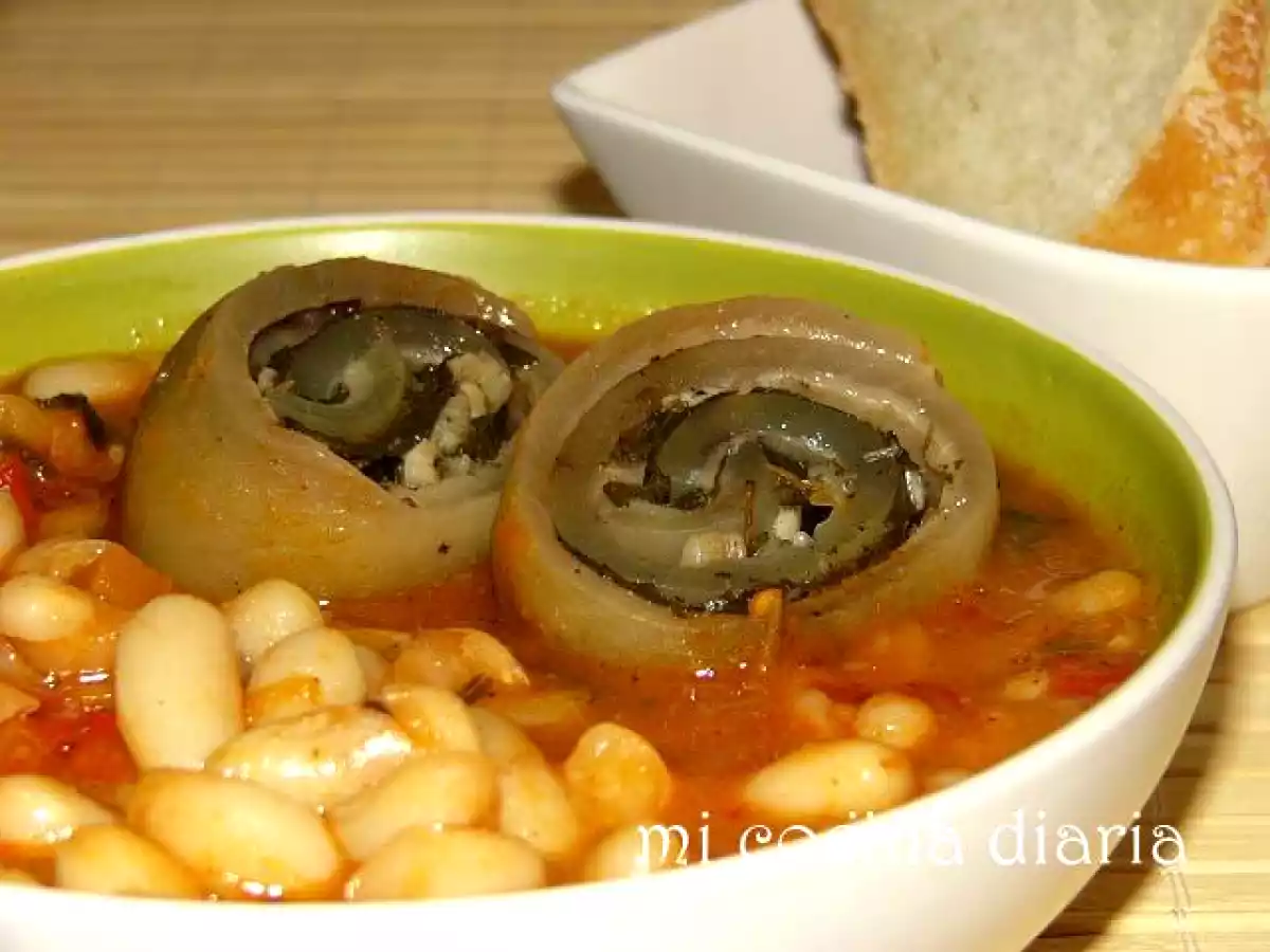 Alubias con rollitos de piel de cerdo