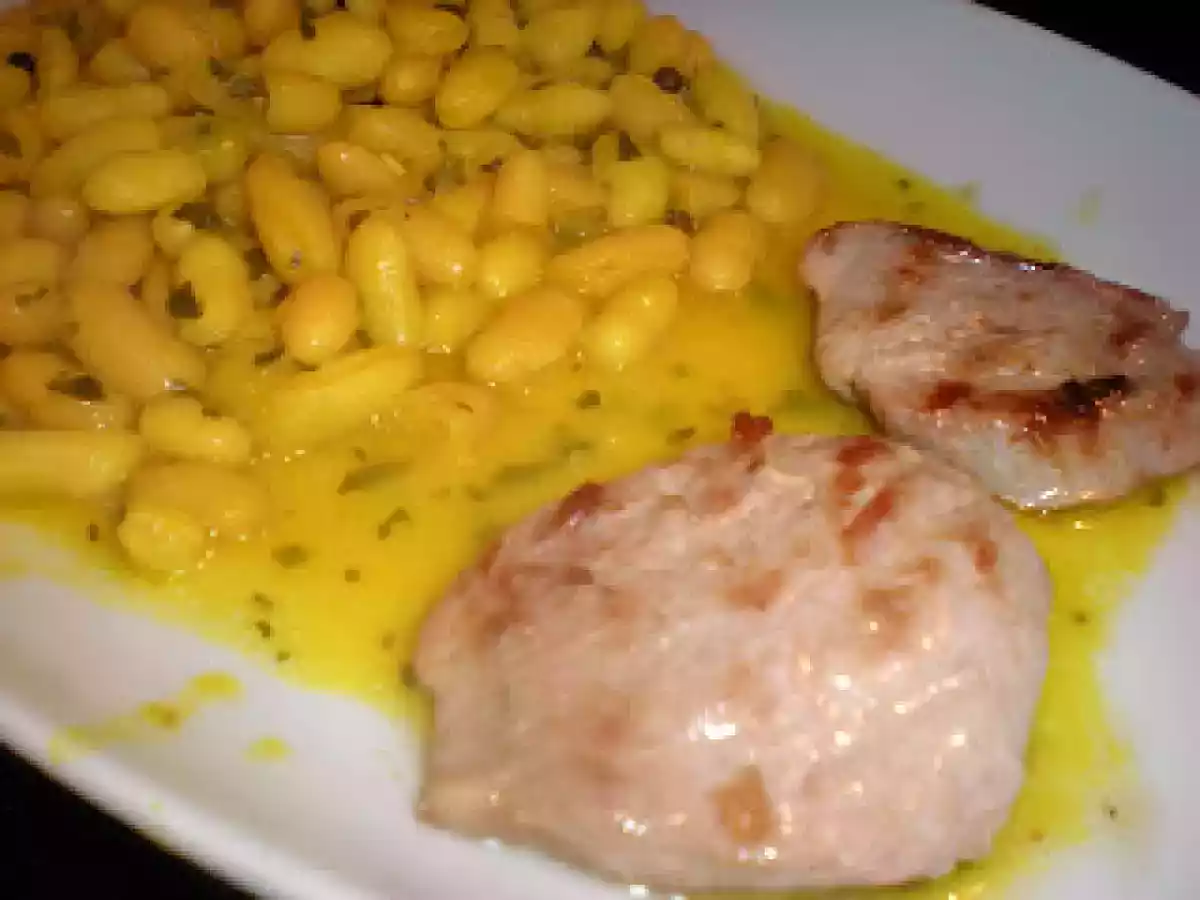 Alubias o judías blancas aliñadas y solomillo de cerdo