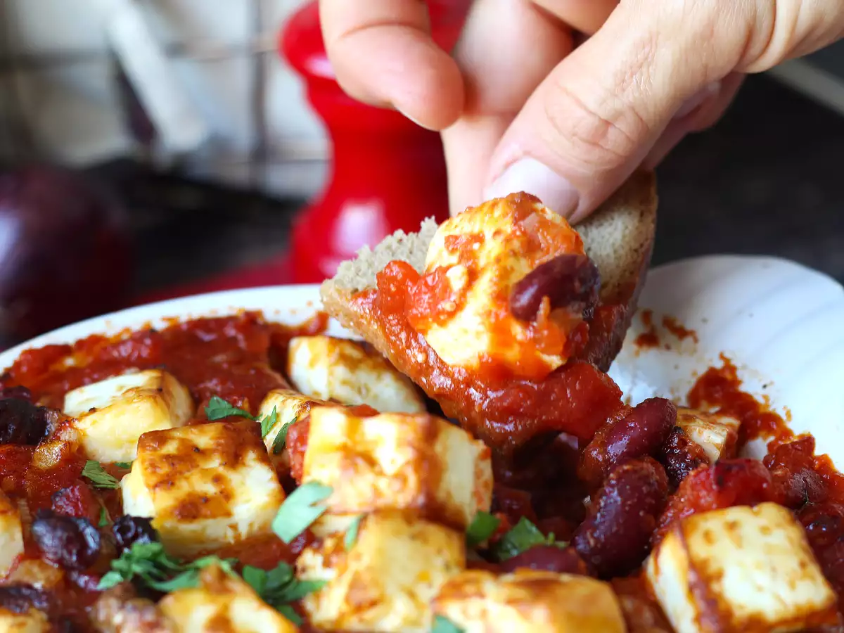 Alubias rojas con salsa de tomate, pimentón ahumado y queso feta al horno - foto 4