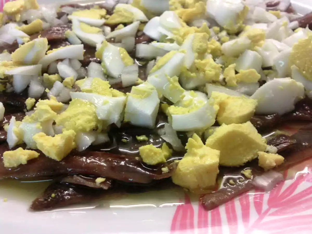 Anchoas con cebolleta y huevo duro