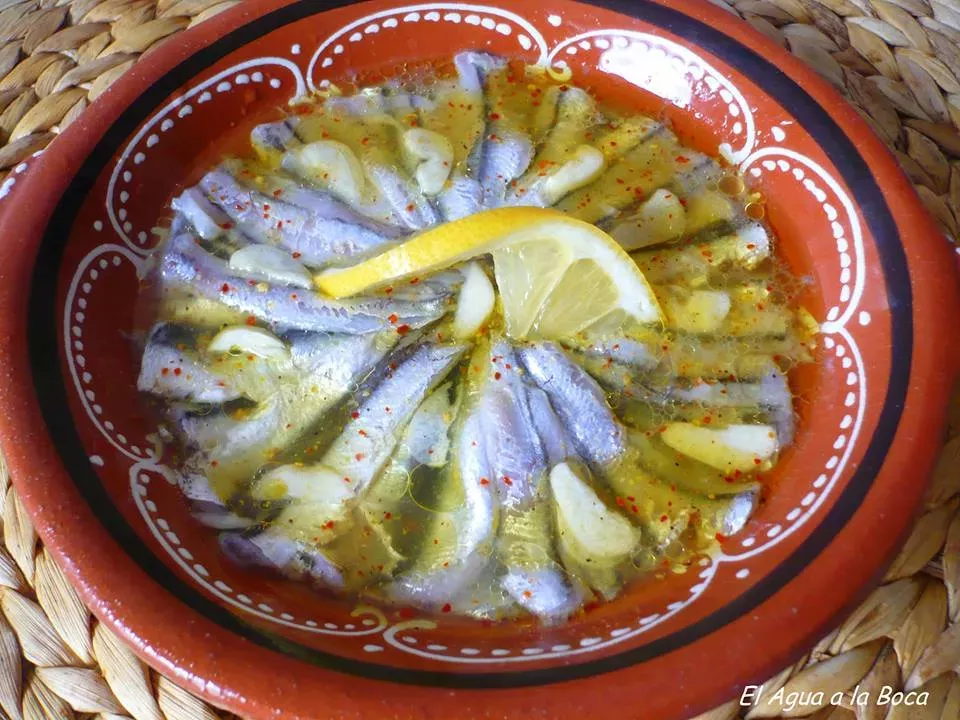 Anchoas crudas marinadas en aceite de oliva y ajo (boquerones) - Receta  Petitchef