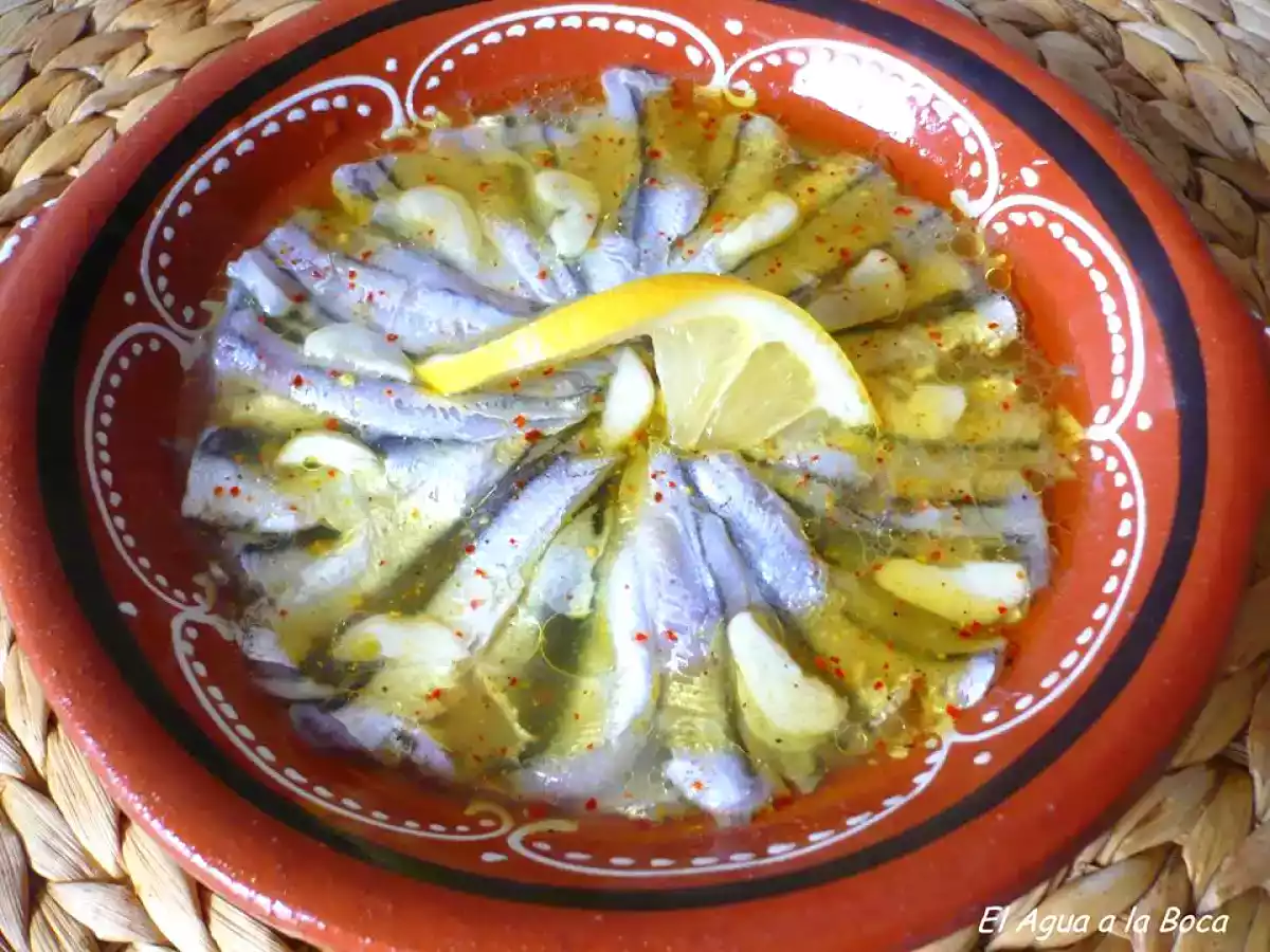 Anchoas crudas marinadas en aceite de oliva y ajo (Boquerones)