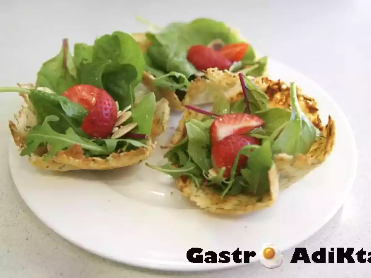 Aperitivos crujientes de parmesano y romero