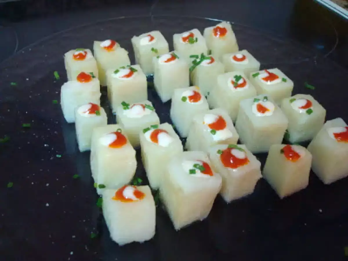 Aperitivos tosta de gambas al ajillo, patatas bravas y brandada de bacalao con confitura