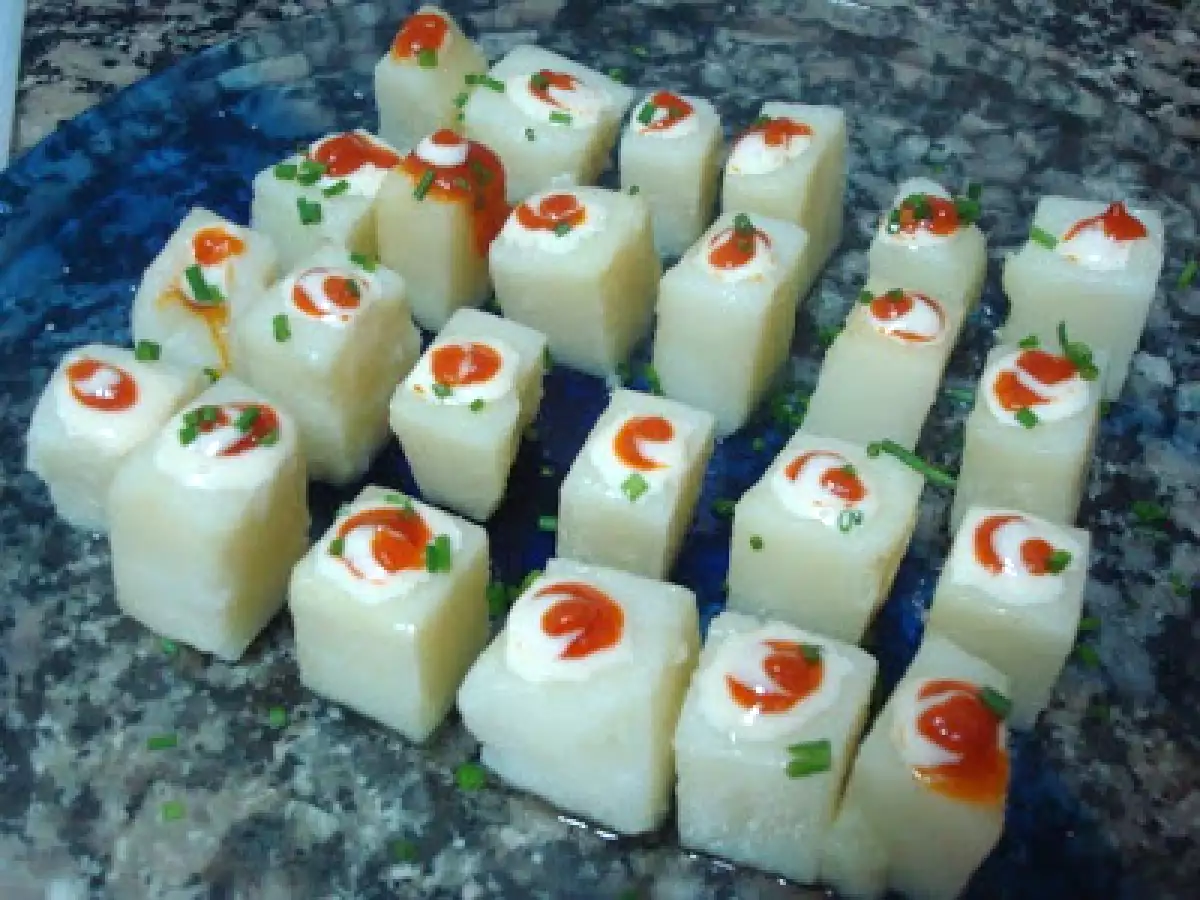 Aperitivos tosta de gambas al ajillo, patatas bravas y brandada de bacalao con confitura - foto 2