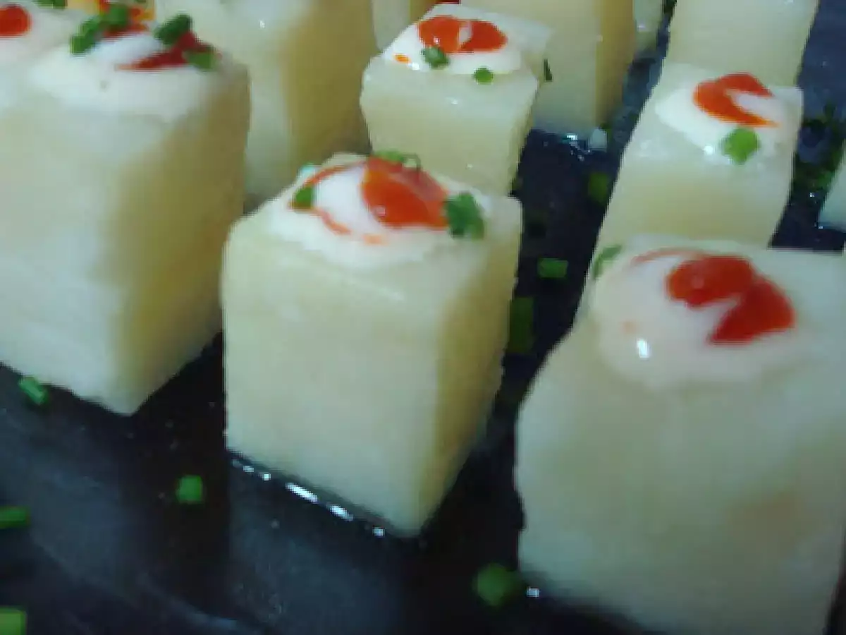 Aperitivos tosta de gambas al ajillo, patatas bravas y brandada de bacalao con confitura - foto 3