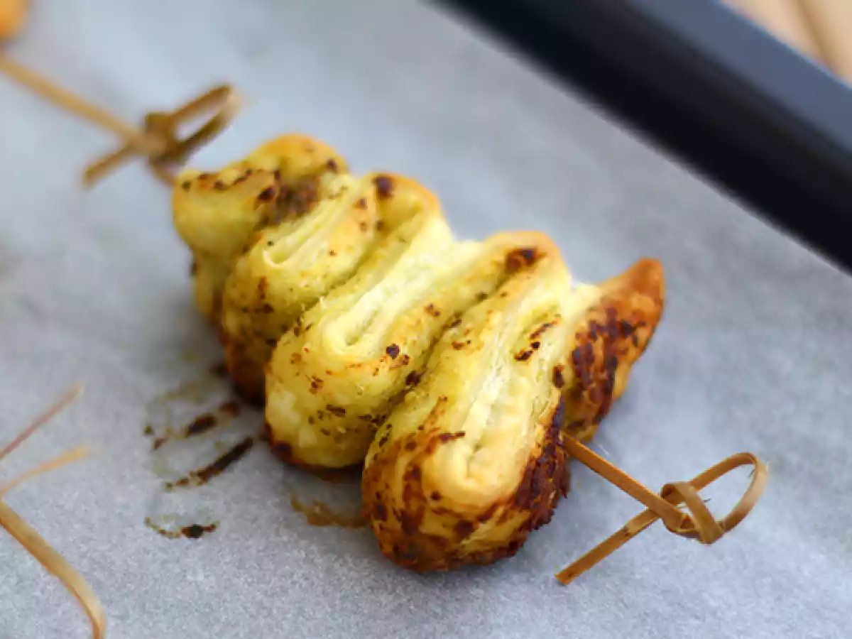 Arboles de Navidad de hojaldre con pesto