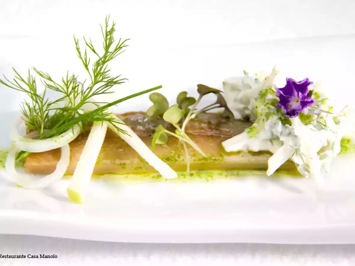 Arenque ahumado con ensalada de queso fresco, cebolla tierna y manzana