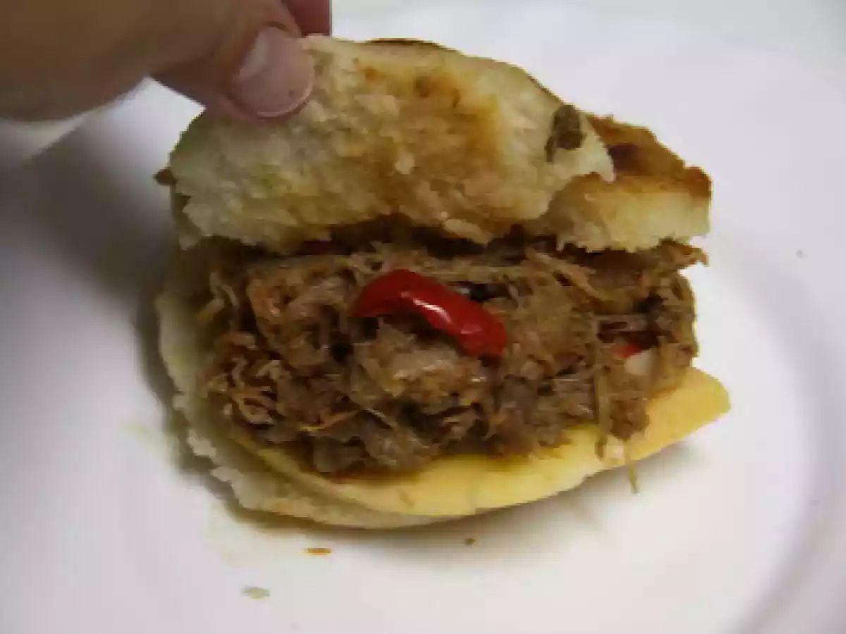 Arepas con carne mechada