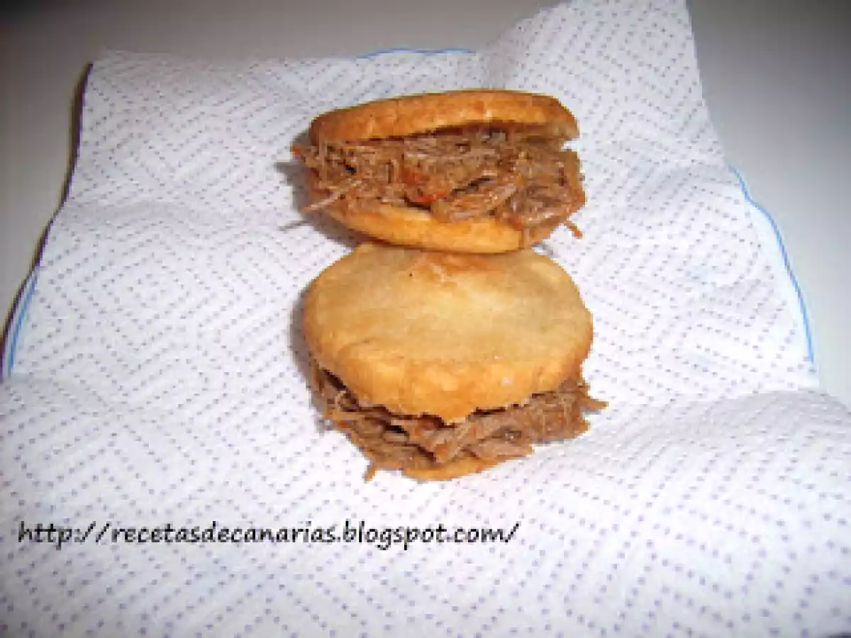 Arepas de carne mechada
