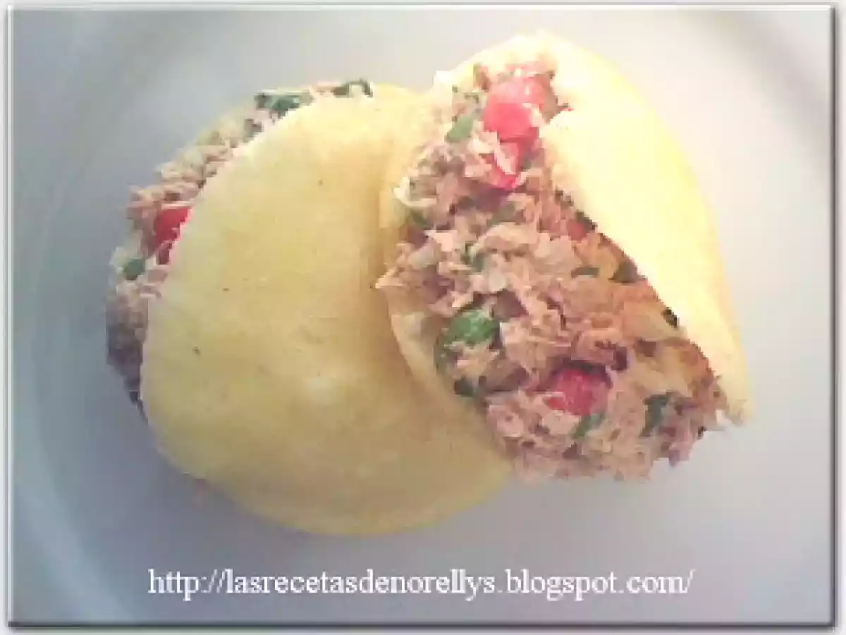 Arepas fritas rellenas con Ensaladilla de atún
