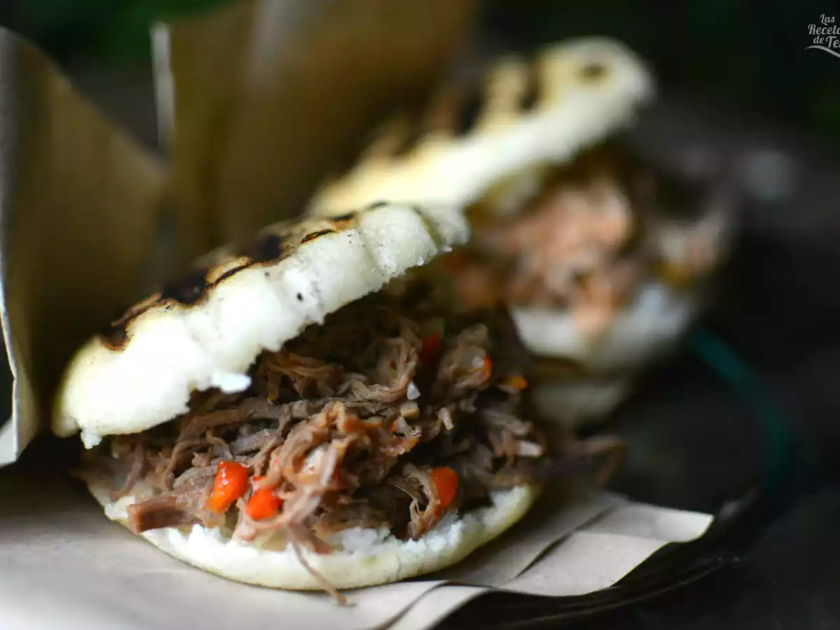 Arepas rellenas con carne mechada y con pollo
