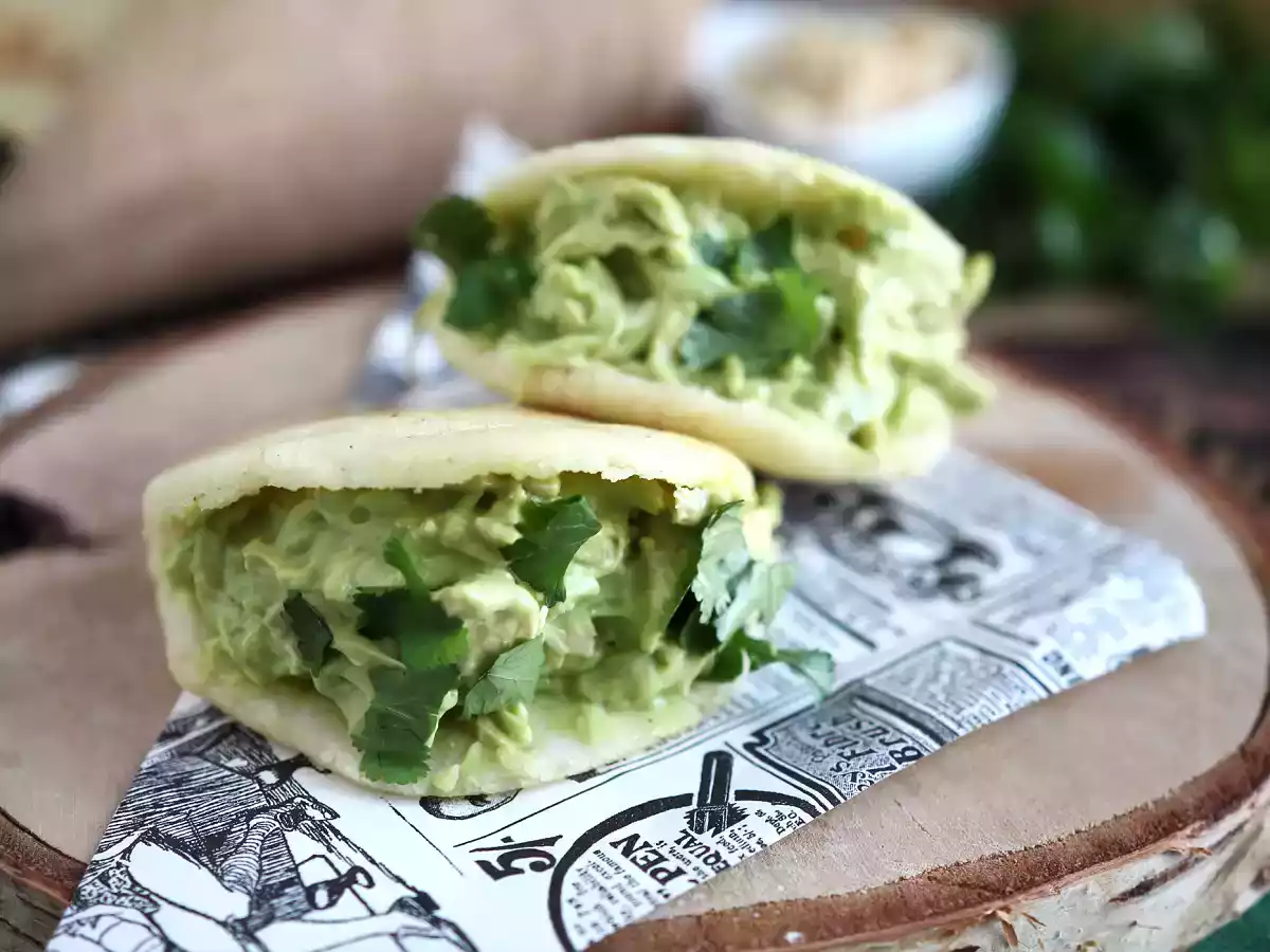 Arepas rellenas de pollo y aguacate - Reina Pepiada - foto 4
