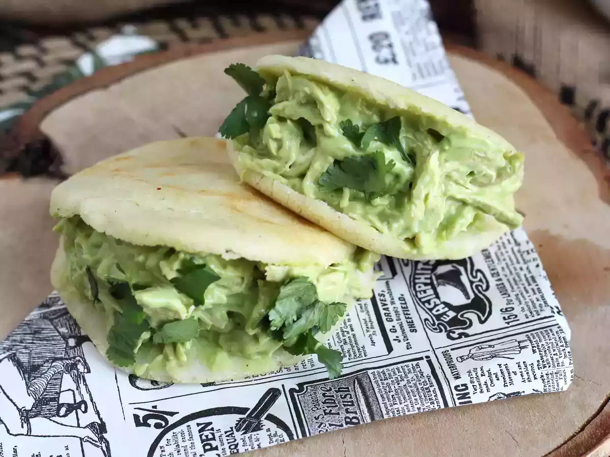 Arepas rellenas de pollo y aguacate - Reina Pepiada - foto 5