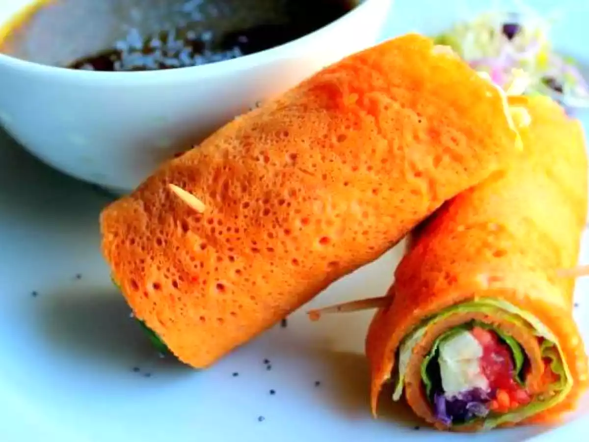 Arrollados de panqueques a la tomate rellenos con queso de cabra y brotes de alfalfa