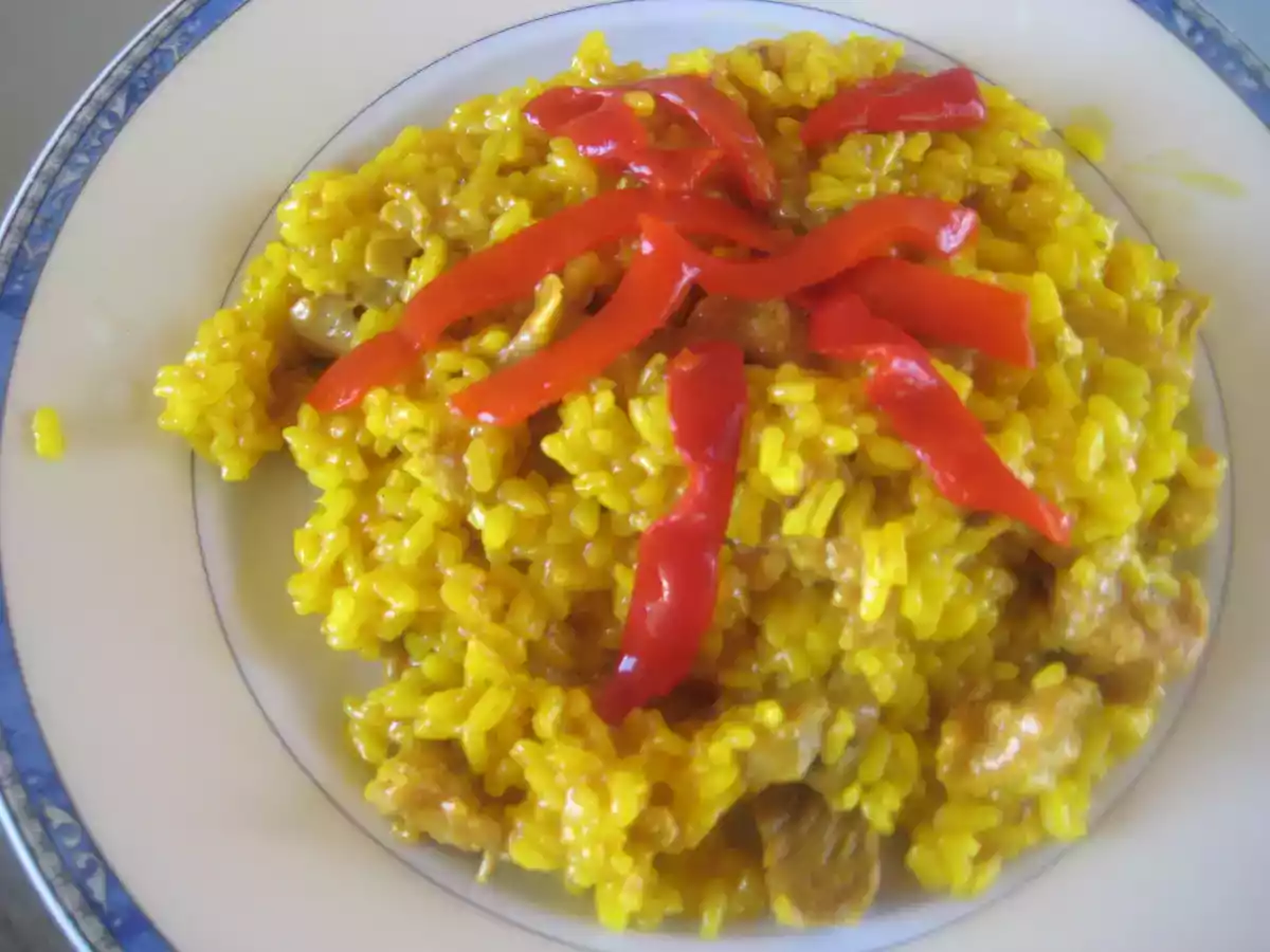 ARROZ A LA CAZUELA CON POLLO Y LONGANIZA.
