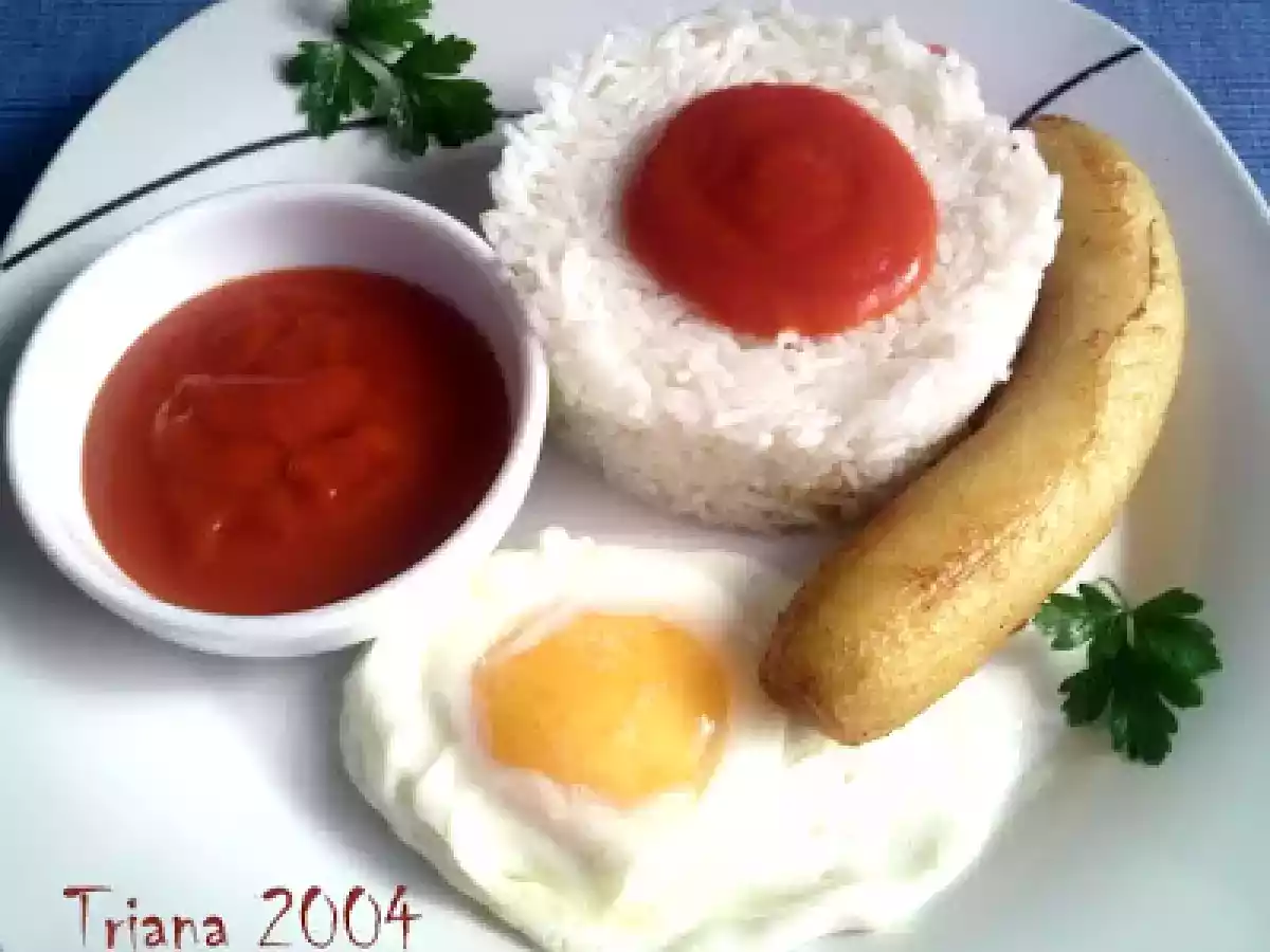 Arroz a la cubana con huevo y plátano