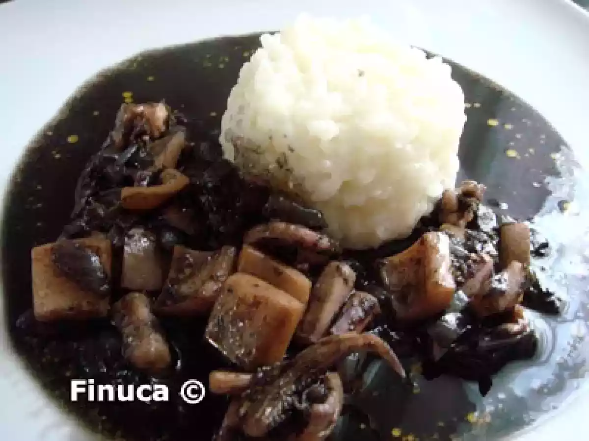 Arroz blanco con calamares en su tinta