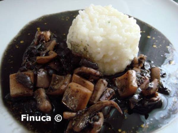 Arroz blanco con calamares en su tinta