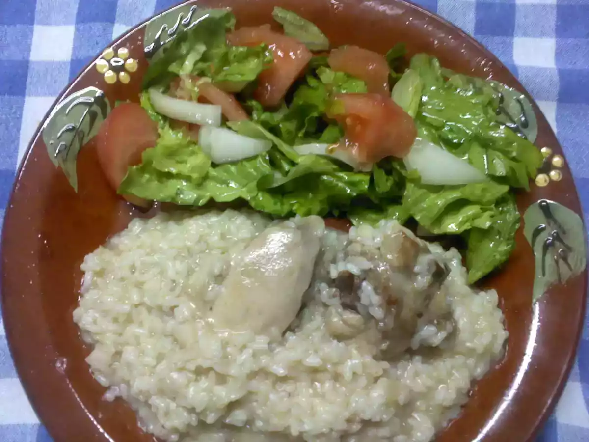 Arroz blanco con pollo y ensalada casi un plato combinado