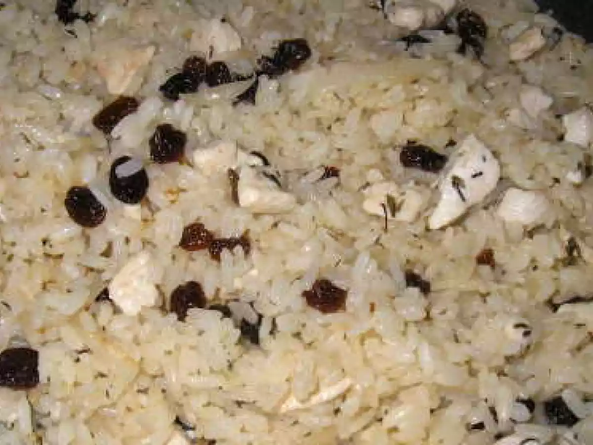 Arroz blanco con pollo y pasas.