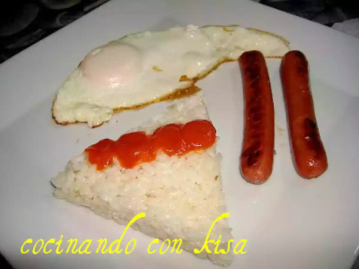 Arroz Blanco con Salchichas y Huevos Fritos