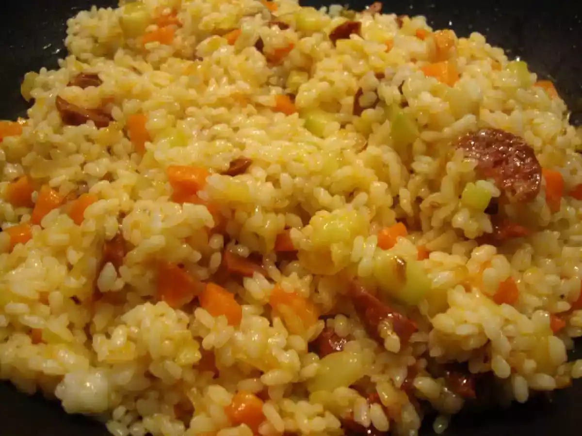Arroz blanco con verduras y chorizo