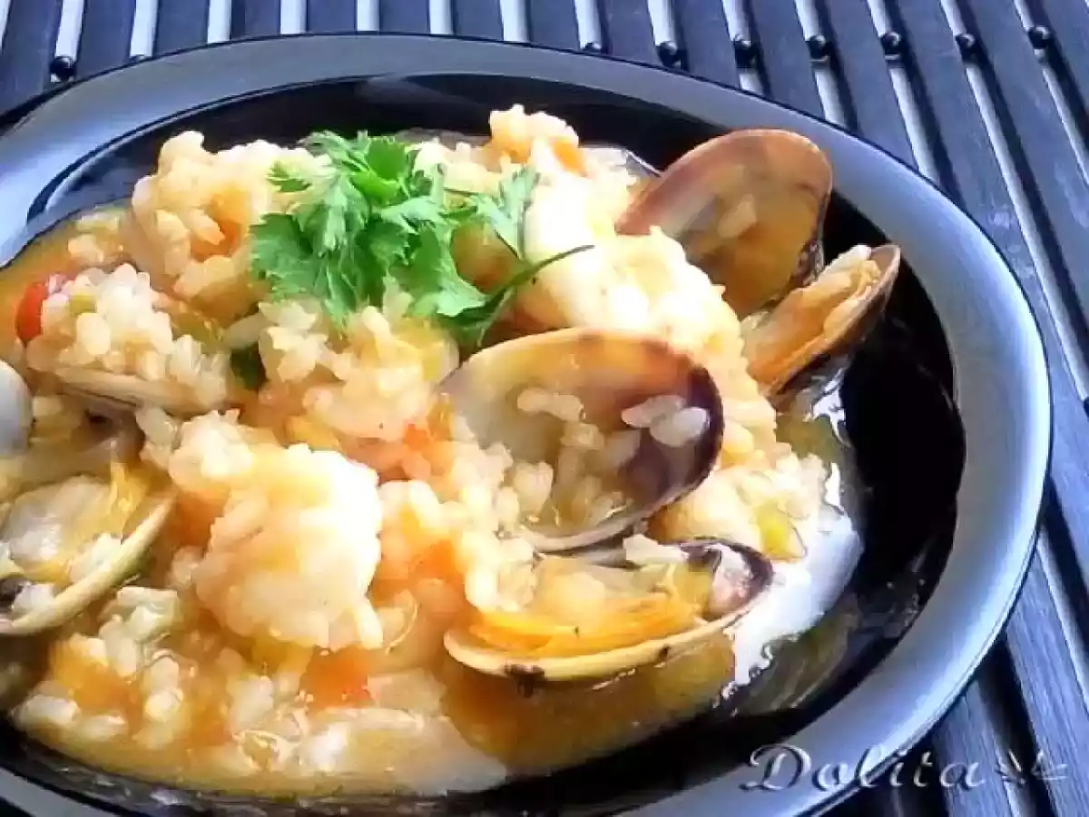 Arroz caldoso al pimentón con almejas y gambones