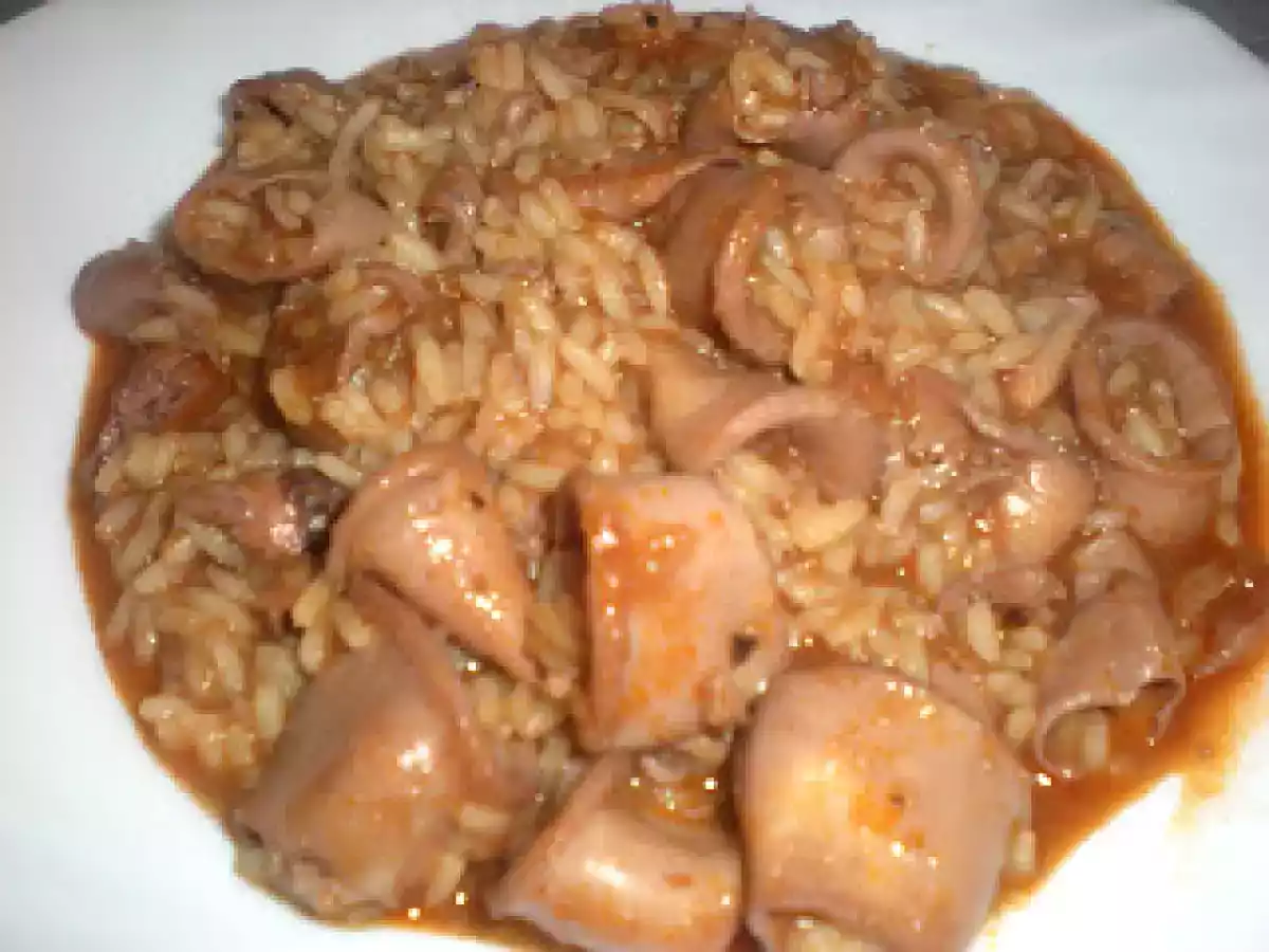 Arroz caldoso con calamares pequeños