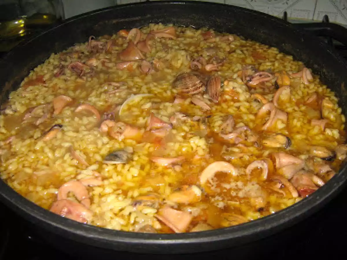 Arroz caldoso con chipirones, almejas y mejillones