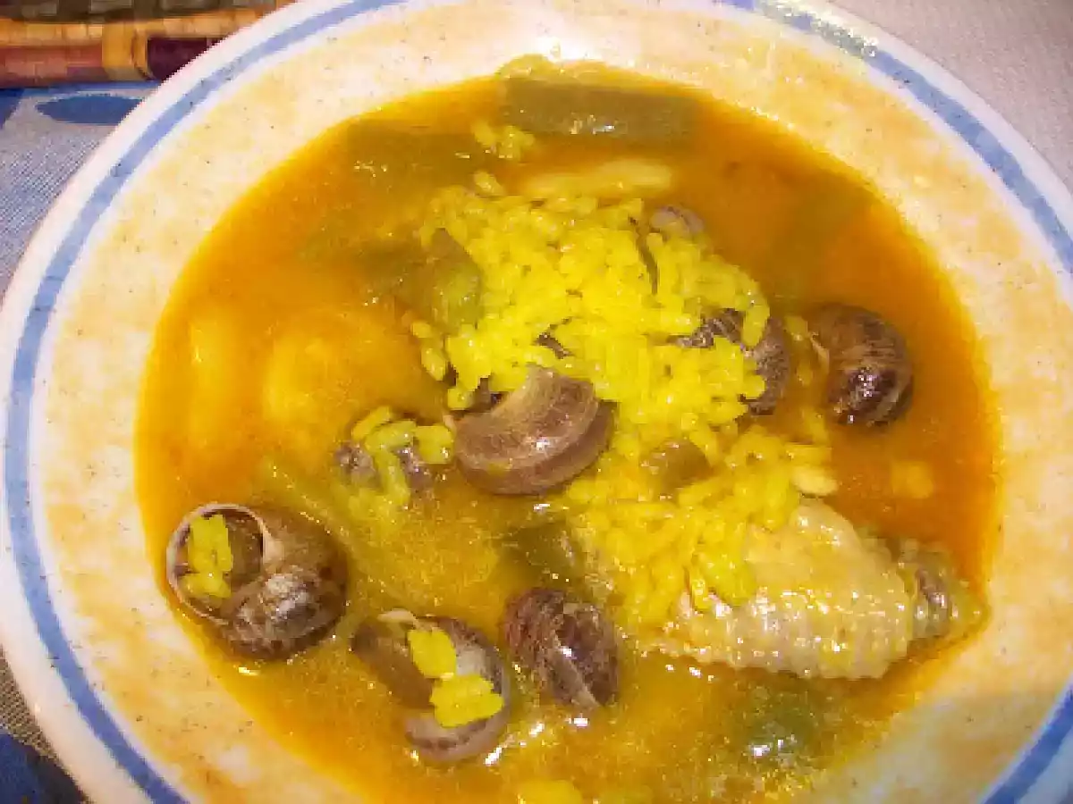 Arroz caldoso de pollo y caracoles
