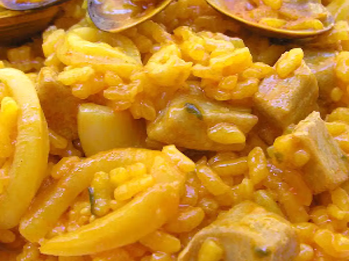 Arroz con atún y calamares.