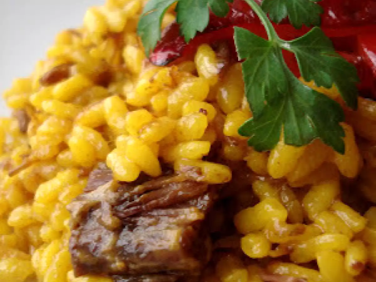 Arroz con carne guisada y pimientos