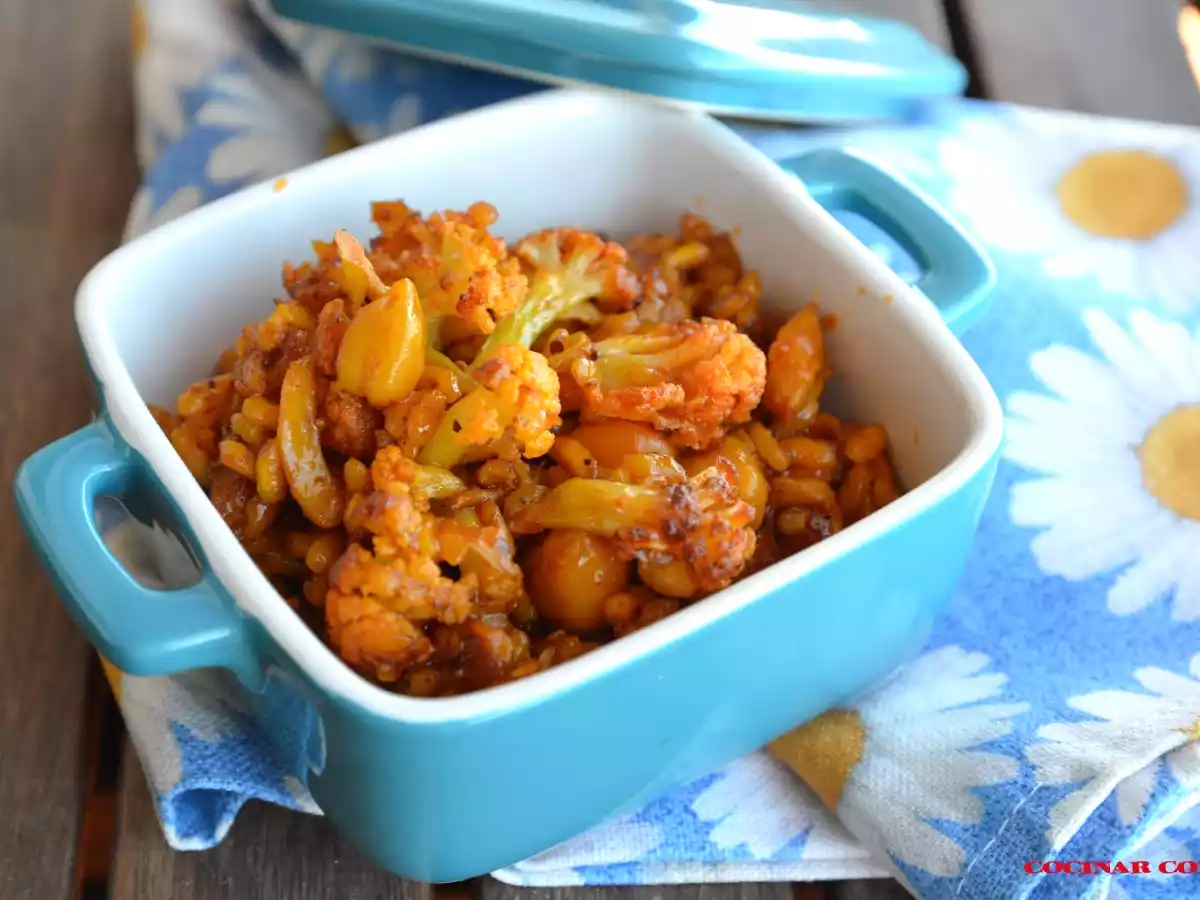 Arroz con coliflor, bacalao y garbanzos