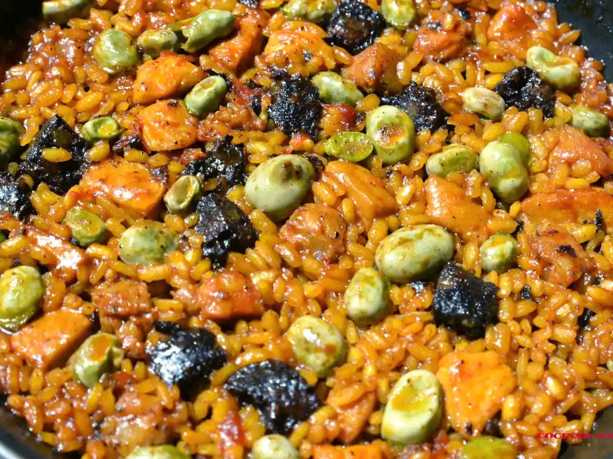 Arroz con habas, pollo y morcilla de carne