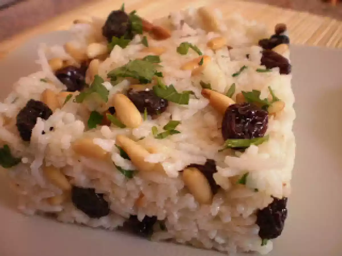 Arroz con pasas y piñones