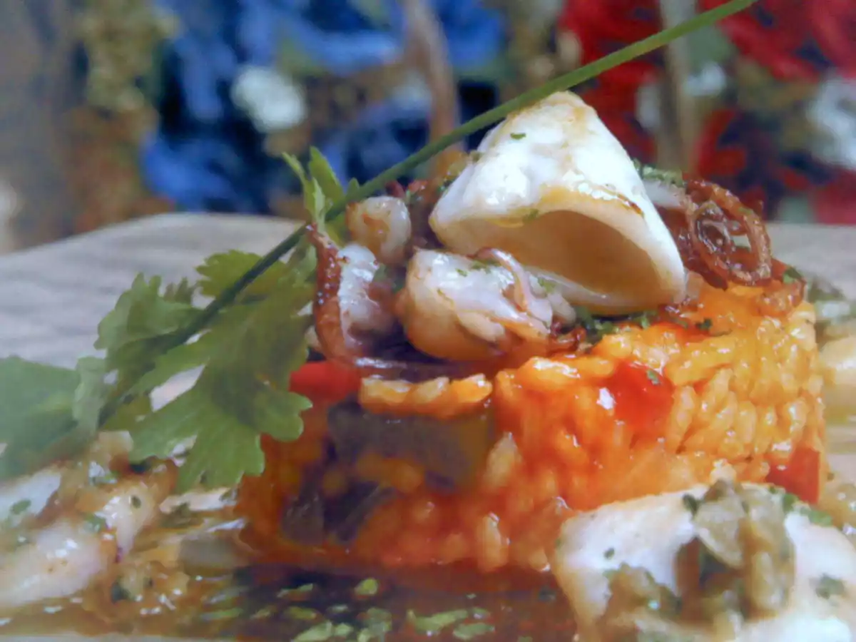 Arroz con pisto y chipirones