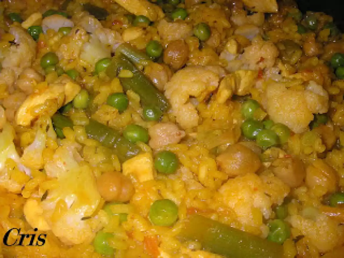 Arroz con pollo, coliflor y garbanzos.