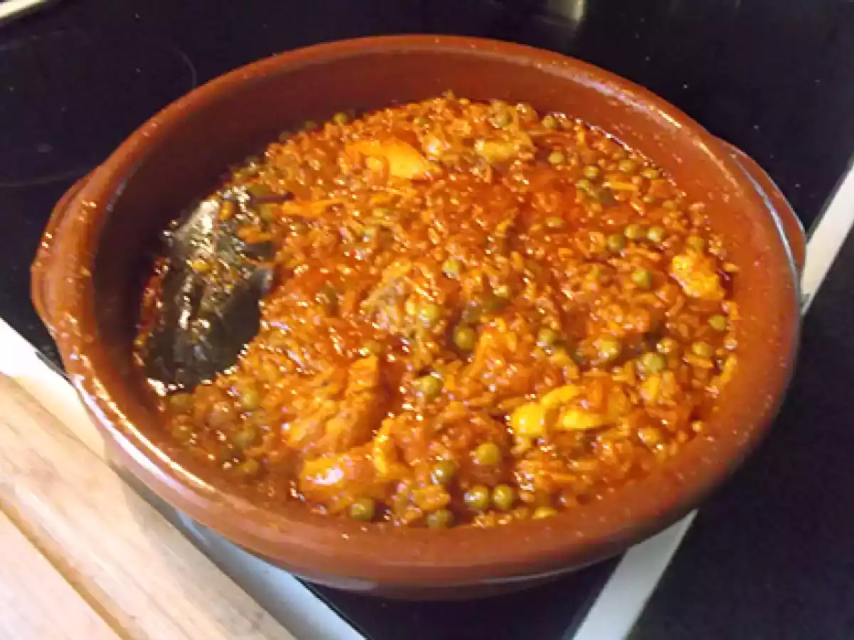 Arroz con pollo en cazuela de barro
