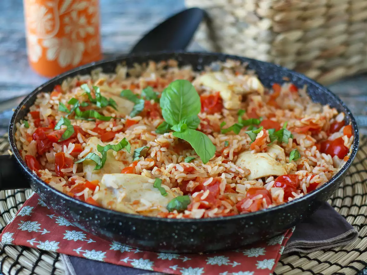 Arroz con pollo, tomate y pimiento: una receta fácil y completa en una sola sartén