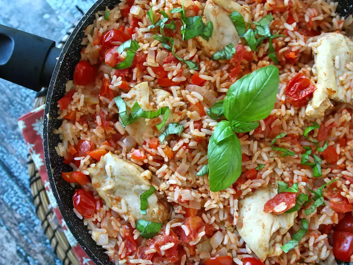 Arroz con pollo, tomate y pimiento: una receta fácil y completa en una sola sartén - foto 2