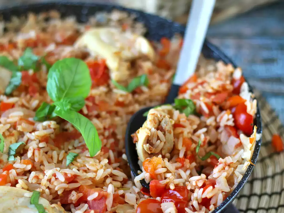 Arroz con pollo, tomate y pimiento: una receta fácil y completa en una sola sartén - foto 3