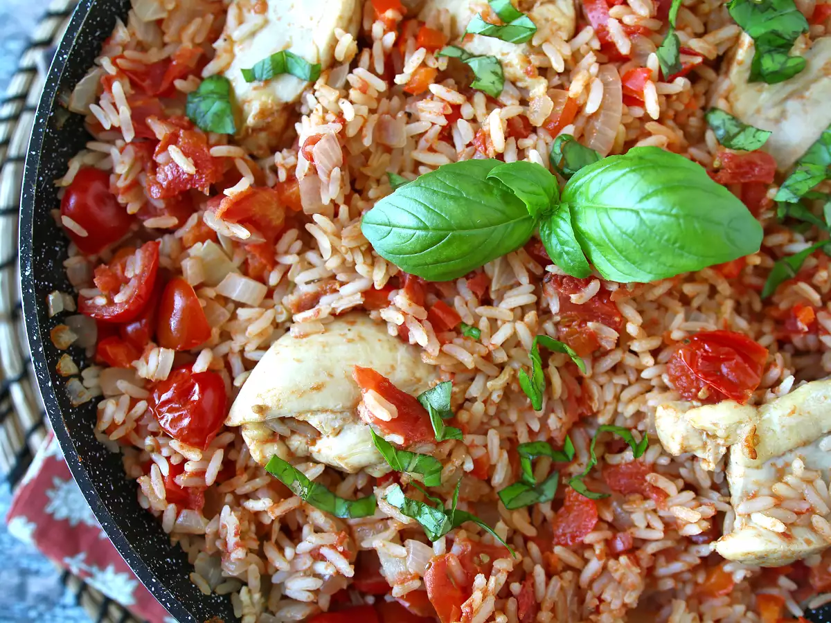 Arroz con pollo, tomate y pimiento: una receta fácil y completa en una sola sartén - foto 4
