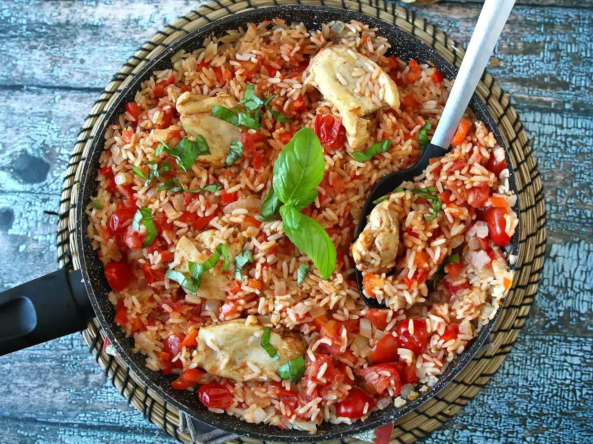 Arroz con pollo, tomate y pimiento: una receta fácil y completa en una sola sartén - foto 5