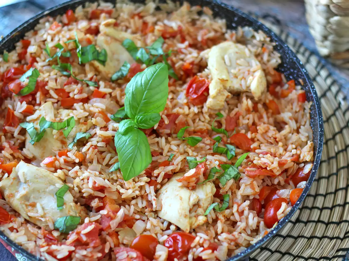 Arroz con pollo, tomate y pimiento: una receta fácil y completa en una sola sartén - foto 6